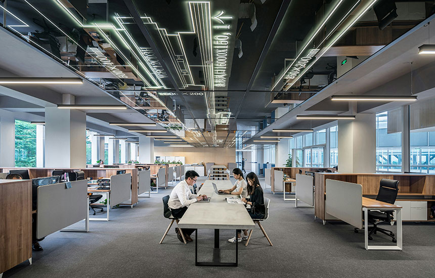 Call center agents providing flexible customer support services